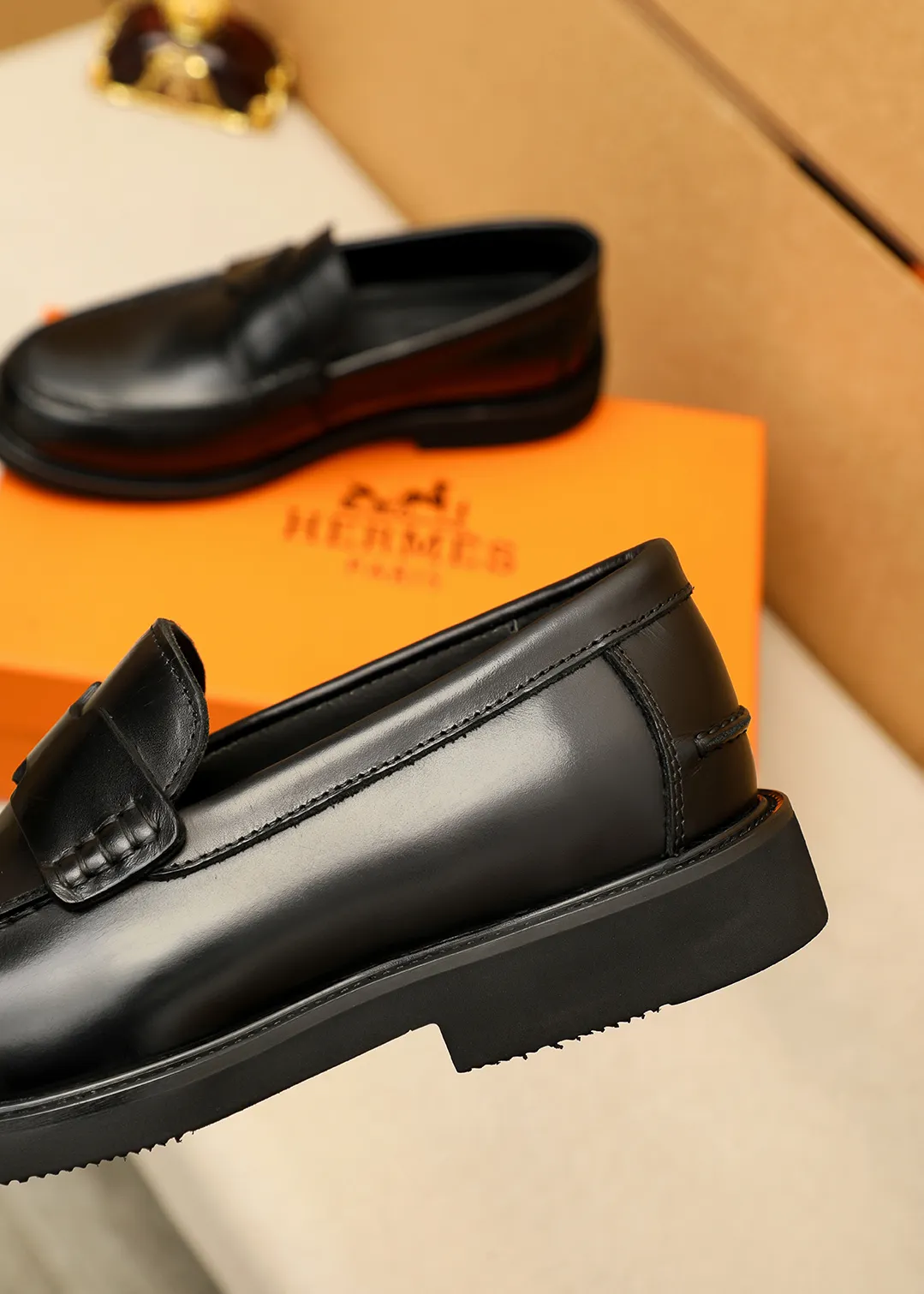 Men's shoes 💰460 💐 Product trademark: HERMES "Hermès" casual leather shoes Regular size: 38-44 (45.46🉑️customized) Product materials: Selected imported first-layer calfskin upper + luxury hardware buckle, imported water-dyed 🐂 cowhide lining. Strong three-dimensional visual effect, foam outsole Color: 4⃣️colors available